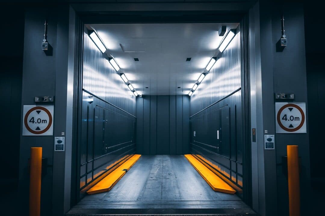 Cabine d'ascenseur de charge éclairée, portes ouvertes