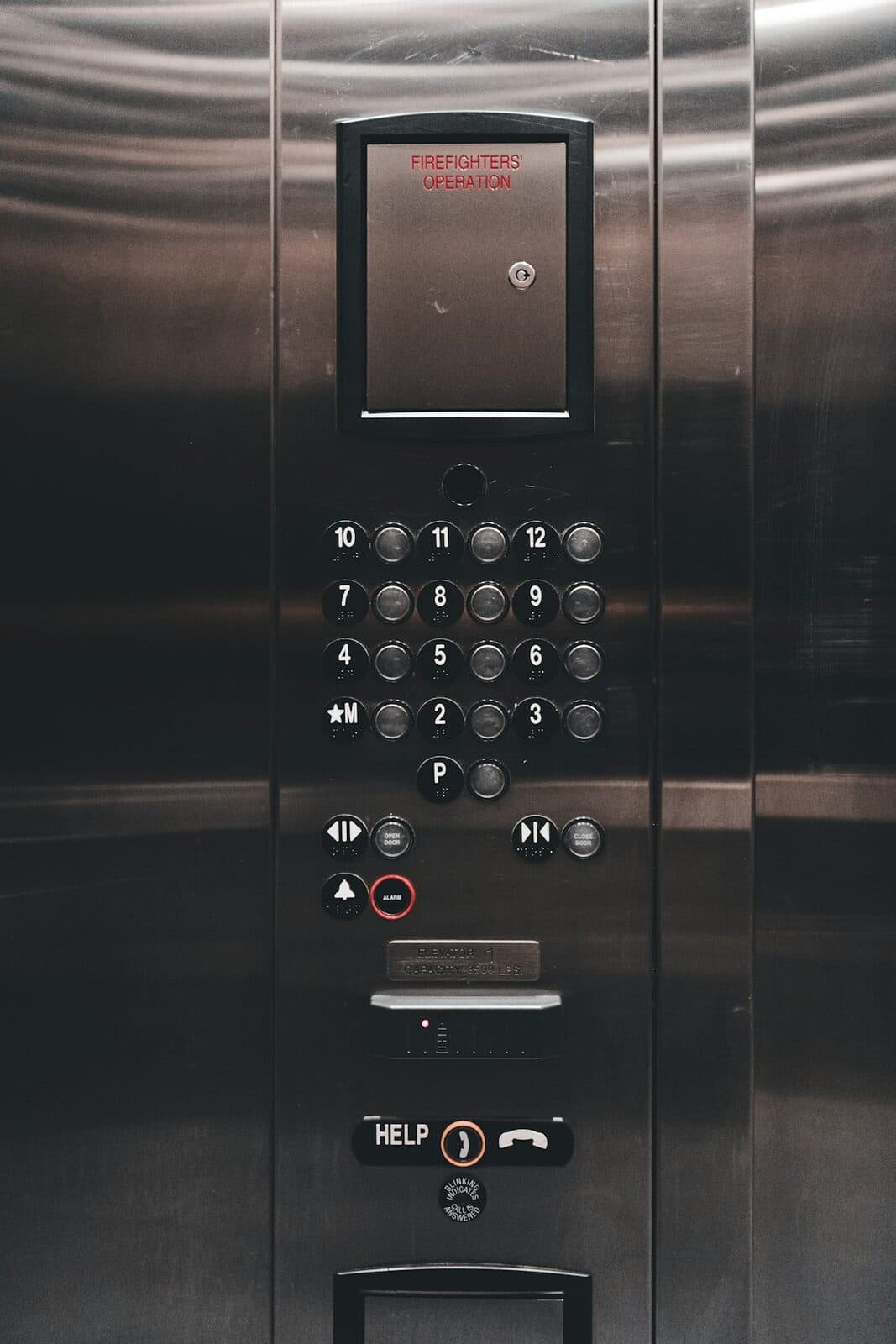 Panneau de commande inox d'une cabine d'ascenseur modernisée